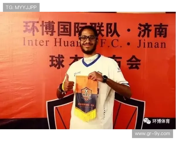 当足球遇上时尚风衣场上拼搏与生活品味的完美融合