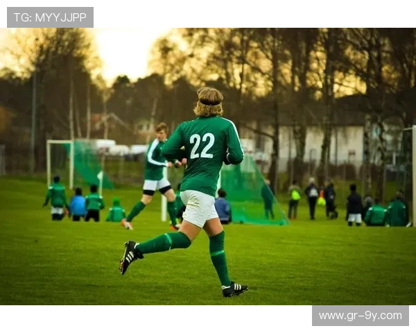 系统提升足球运动员高空球处理与对抗能力的全面实战训练教程精要